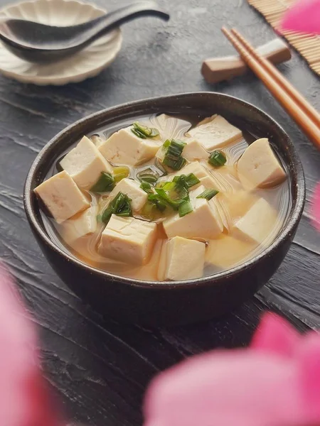 Miso çorbası. Bu geleneksel bir Japon geleneği. Adenhistockun karışımından oluşuyor. Yumuşakça karıştırılıyor. Ek olarak, birçok isteğe bağlı bileşen var.