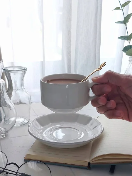 一杯热巧克力 早上活动的概念 明亮的心情摄影 — 图库照片
