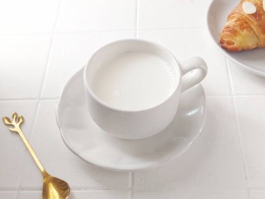 Bir bardak süt. izole edilmiş arkaplan