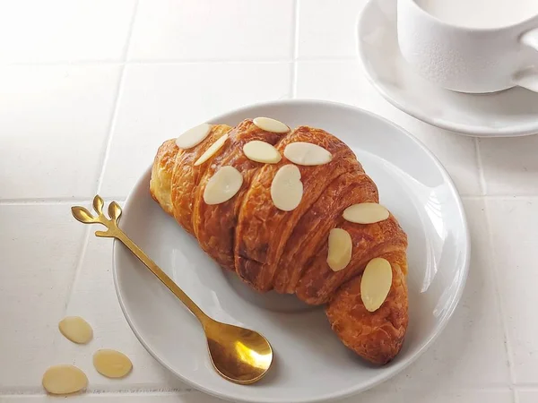 Mandulás Croissant Egy Vajas Pelyhes Viennoiseriacia Ihlette Alakja Azosztrák Kipferl — Stock Fotó