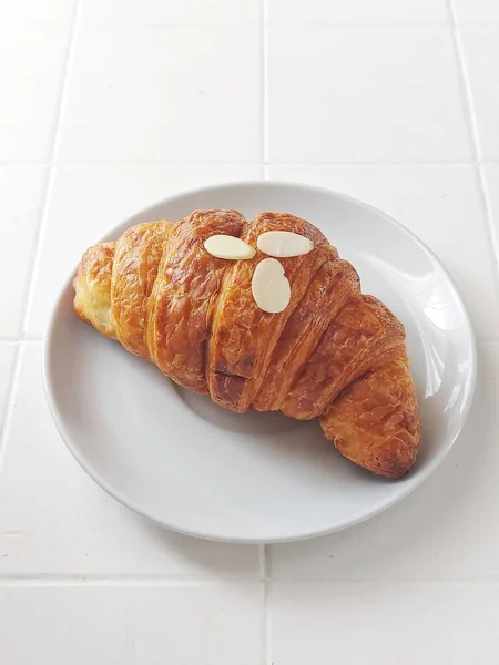 Croissant Almendras Una Mantequilla Escamosa Viennoiseriepastry Inspirado Forma Del Kipferl — Foto de Stock