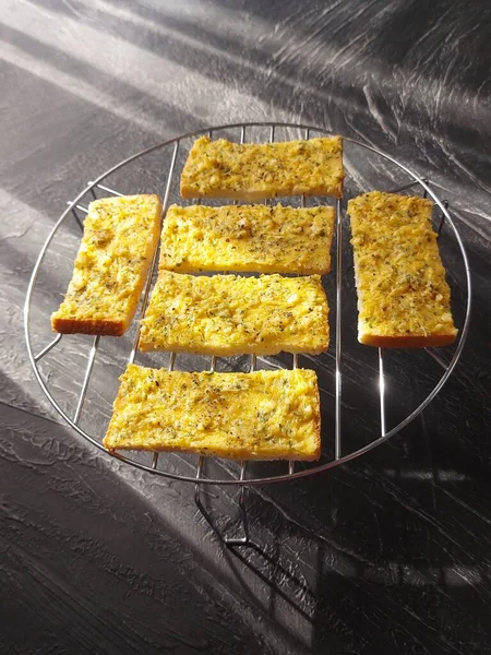 Knoblauchbrot Wird Aus Geschnittenem Brot Mit Margarine Gehacktem Knoblauch Getrockneter — Stockfoto