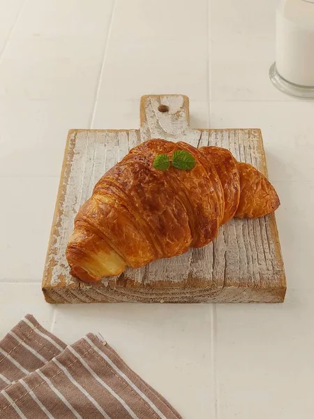 Croissant Egy Vajas Pelyhes Viennoiseriacia Ihlette Alakja Azosztrák Kipferl Francia — Stock Fotó