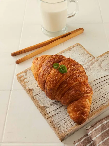 Croissant Egy Vajas Pelyhes Viennoiseriacia Ihlette Alakja Azosztrák Kipferl Francia — Stock Fotó