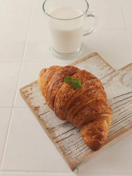 Croissant Uma Pastelaria Amanteigada Escamosa Viennoiseriepastry Inspirada Forma Kipferl Austríaco — Fotografia de Stock