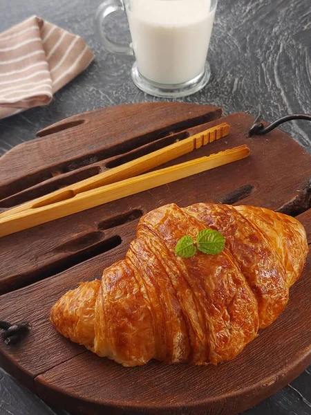 羊角面包它是一种黄油 片状的 有刺激性的意大利面 由奥地利泡菜的形状所启发 但使用的是法国酵母发酵的薄片面团 — 图库照片