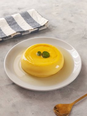 Karamelli muhallebi. Şekerden, sudan, yumurtadan, sütten yapılmış. Tatlı tat.