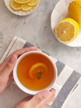 Bir fincan sıcak limon çayı. İzole edilmiş arkaplan beyaz