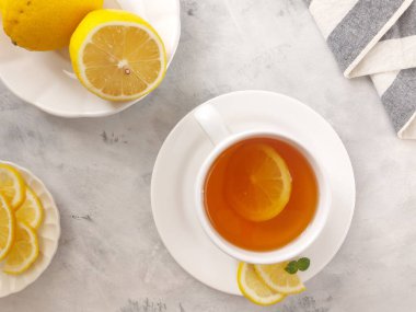 Bir fincan sıcak limon çayı. İzole edilmiş arkaplan beyaz