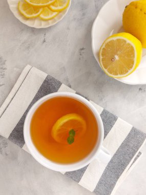 Bir fincan sıcak limon çayı. İzole edilmiş arkaplan beyaz