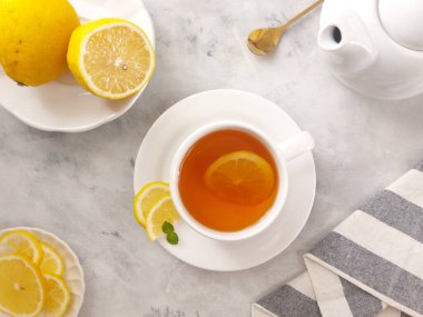 Bir fincan sıcak limon çayı. İzole edilmiş arkaplan beyaz