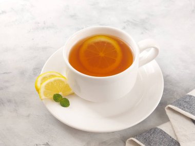 Bir fincan sıcak limon çayı. İzole edilmiş arkaplan beyaz