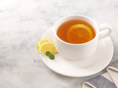 Bir fincan sıcak limon çayı. İzole edilmiş arkaplan beyaz