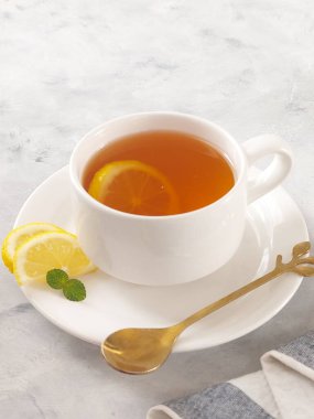 Bir fincan sıcak limon çayı. İzole edilmiş arkaplan beyaz