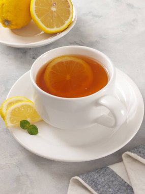 Bir fincan sıcak limon çayı. İzole edilmiş arkaplan beyaz