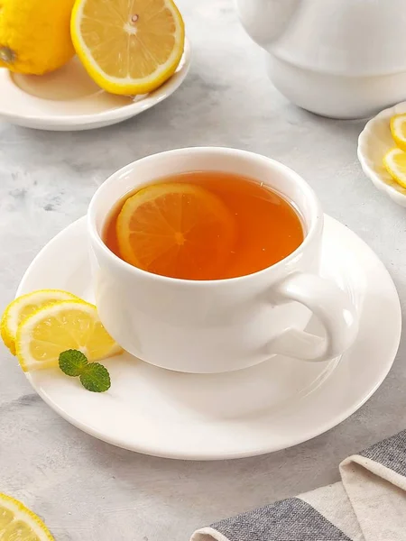 Ένα Φλιτζάνι Ζεστό Τσάι Λεμόνι Μεμονωμένο Φόντο Λευκό — Φωτογραφία Αρχείου