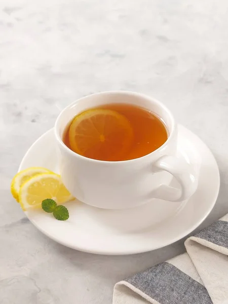 Ένα Φλιτζάνι Ζεστό Τσάι Λεμόνι Μεμονωμένο Φόντο Λευκό — Φωτογραφία Αρχείου