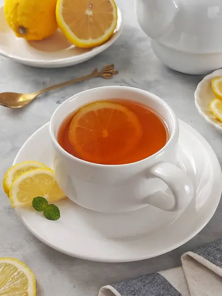 Bir Fincan Sıcak Limon Çayı Zole Edilmiş Arkaplan Beyaz — Stok fotoğraf