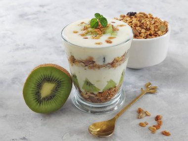 Kivi parfe. Bu bir tatlı. Granola, kivi ve yoğurttan oluşur. Bardakta servis edilir..
