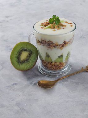 Kivi parfe. Bu bir tatlı. Granola, kivi ve yoğurttan oluşur. Bardakta servis edilir..