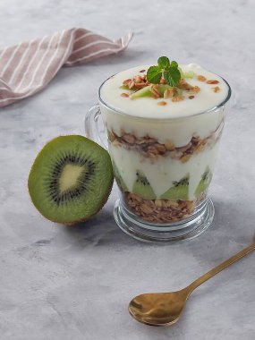 Kivi parfe. Bu bir tatlı. Granola, kivi ve yoğurttan oluşur. Bardakta servis edilir..