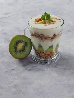 Kivi parfe. Bu bir tatlı. Granola, kivi ve yoğurttan oluşur. Bardakta servis edilir..