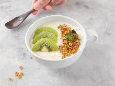 Yoğurt, kivili granola. Kahvaltıda sağlıklı yemek..