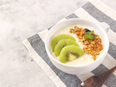 Yoğurt, kivili granola. Kahvaltıda sağlıklı yemek..