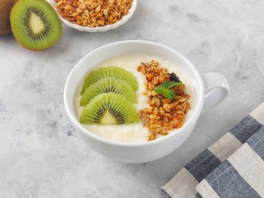 Yoğurt, kivili granola. Kahvaltıda sağlıklı yemek..