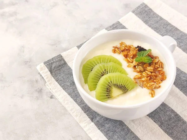 Yogur Granola Con Kiwi Comida Saludable Para Desayunar —  Fotos de Stock