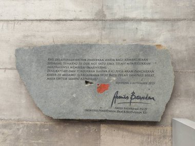 Bandung-Endonezya-Temmuz 12023: wot batu. Bandung 'daki turistik yerlerden biri. Sunaryo 'dan sanat eserleri içeriyor. Ruhsal ve doğaüstü bir yolculuk felsefesi olan taş oyma sanatı.