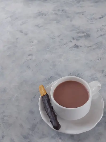 Una Tazza Latte Cioccolato Sfondo Isolato Concetto Fotografia Minimalista Estetica — Foto Stock