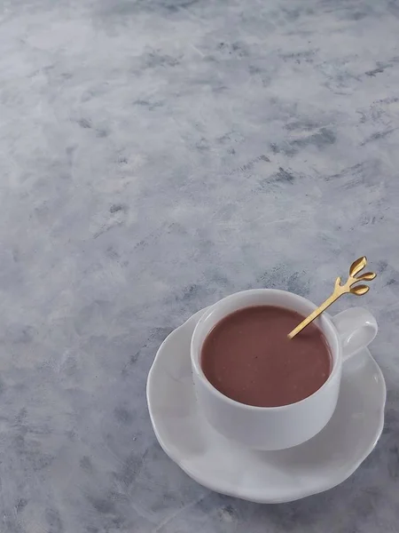 Una Taza Leche Chocolate Fondo Aislado Concepto Fotografía Minimalista Estética — Foto de Stock
