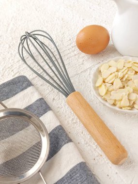 Beyaz masanın üzerinde tahta saplı silikon çırpı. 