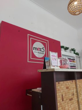 Cibubur, Endonezya - 15 Temmuz 2023: Moz5 salon muslimah. Müslüman kadınlar için popüler bir salon.. 