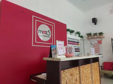 Cibubur, Endonezya - 15 Temmuz 2023: Moz5 salon muslimah. Müslüman kadınlar için popüler bir salon.. 