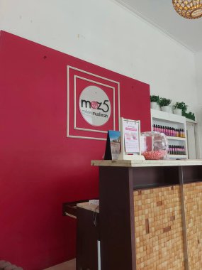 Cibubur, Endonezya - 15 Temmuz 2023: Moz5 salon muslimah. Müslüman kadınlar için popüler bir salon.. 