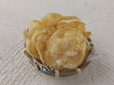 Melinjo içiyorum. Geleneksel Endonezya cipsi. Gnetum gnemon meyvesinden yapılır. 