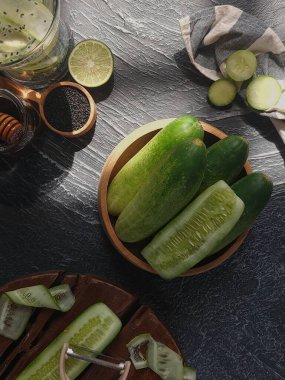 Salatalık dilimliyorum. Salatalık eritilmiş su hazırlama