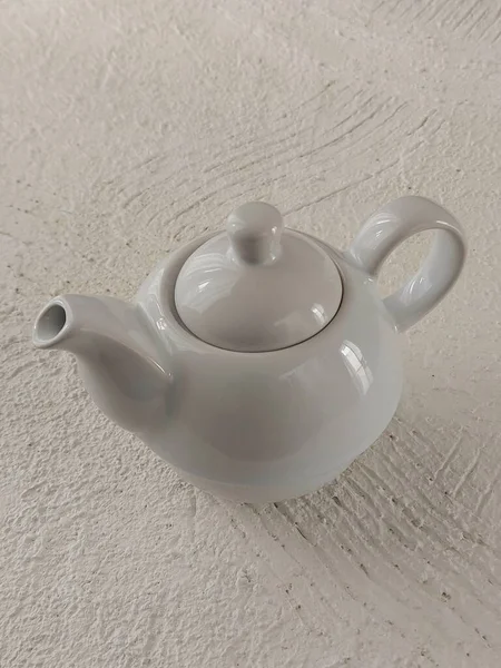 Beyaz Masada Beyaz Porselen Çaydanlık — Stok fotoğraf