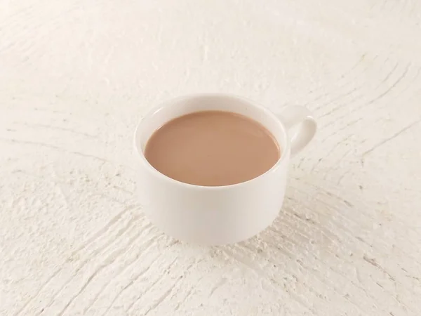 ホワイトカップにホットチョコレート 白で隔絶された背景 明るいムード写真のコンセプト — ストック写真