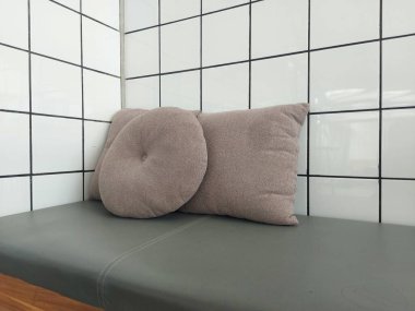 Odanın köşesindeki kanepe yastığı yığını. Estetik ve samimi