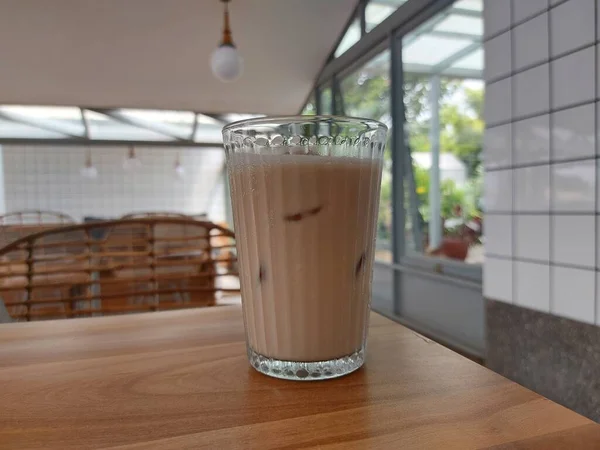 Склянка Холодного Молочного Чаю Дерев Яному Столі — стокове фото