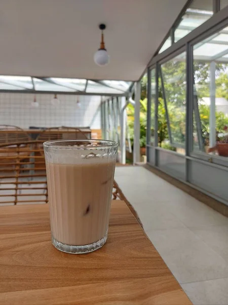 Ett Glas Kallt Mjölkte Träbordet — Stockfoto