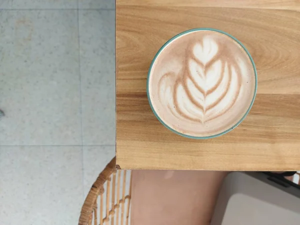 Una Taza Chocolate Caliente Con Latte Arte Mesa Madera Fotografía —  Fotos de Stock