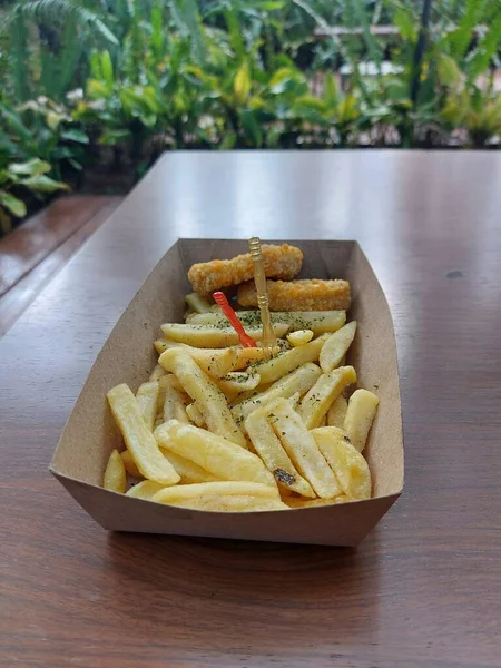 Karton Kutuda Patates Kızartması Tavuk Nugget Tahta Masanın Üstünde — Stok fotoğraf