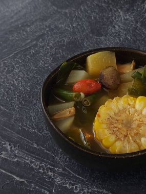 Sayur asem. Geleneksel Endonezya yiyeceğidir. Genç papaya, gnetum gnemon yaprakları ve meyve, chayote, uzun fasulye, taze Jackfruit, ekşi çorbalı tamarind meyvesi gibi birçok sebzeden yapılır.