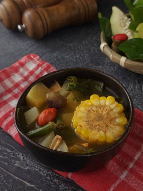 Sayur asem. Geleneksel Endonezya yiyeceğidir. Genç papaya, gnetum gnemon yaprakları ve meyve, chayote, uzun fasulye, taze Jackfruit, ekşi çorbalı tamarind meyvesi gibi birçok sebzeden yapılır.