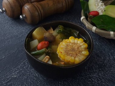 Sayur asem. Geleneksel Endonezya yiyeceğidir. Genç papaya, gnetum gnemon yaprakları ve meyve, chayote, uzun fasulye, taze Jackfruit, ekşi çorbalı tamarind meyvesi gibi birçok sebzeden yapılır.