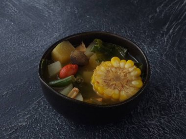 Sayur asem. Geleneksel Endonezya yiyeceğidir. Genç papaya, gnetum gnemon yaprakları ve meyve, chayote, uzun fasulye, taze Jackfruit, ekşi çorbalı tamarind meyvesi gibi birçok sebzeden yapılır.